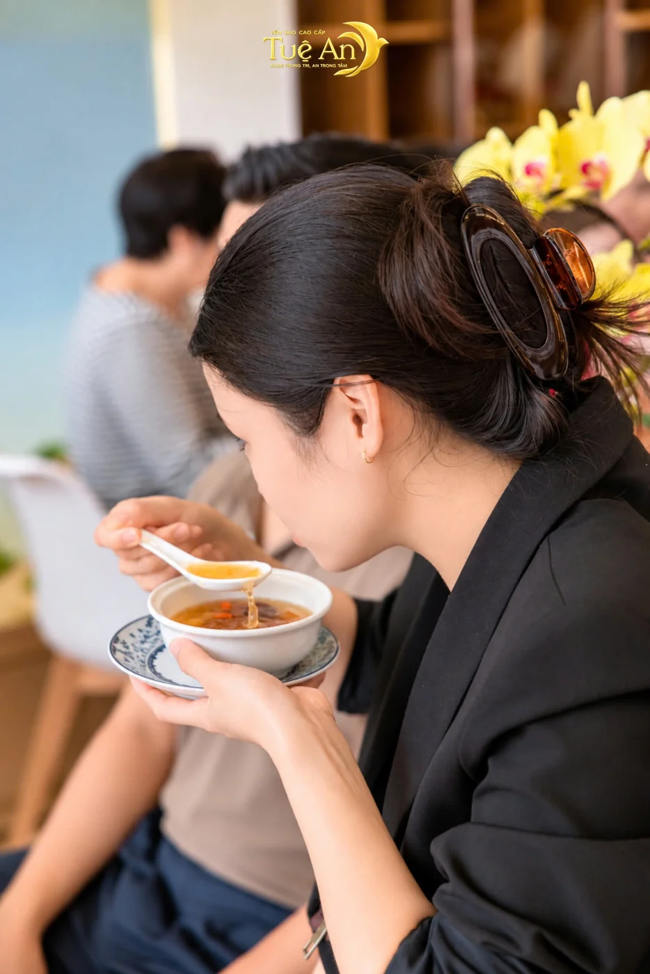 Khách thưởng thức chén yến tại showroom Tuệ An