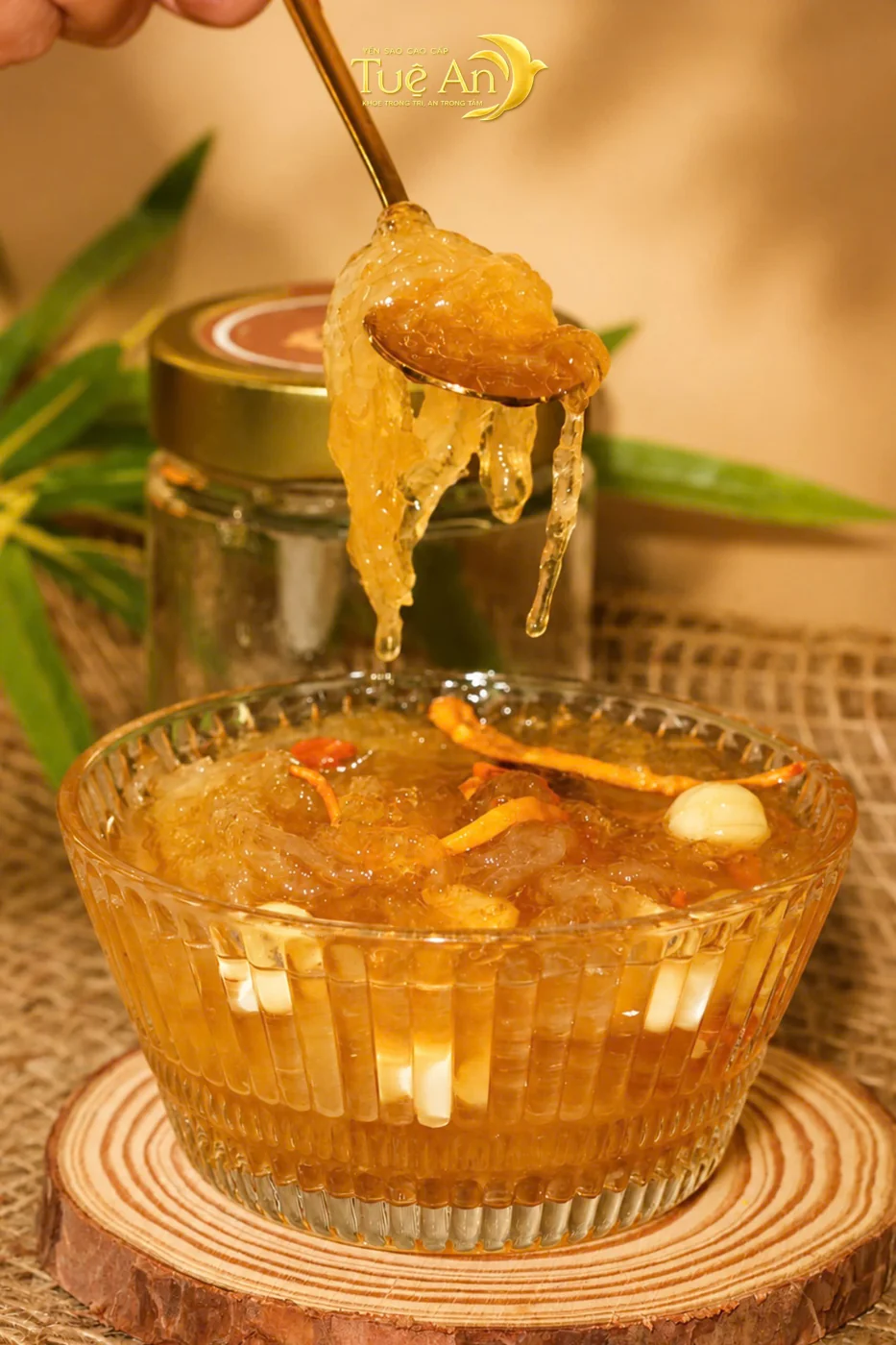 Chén yến chưng với sợi yến trên thìa