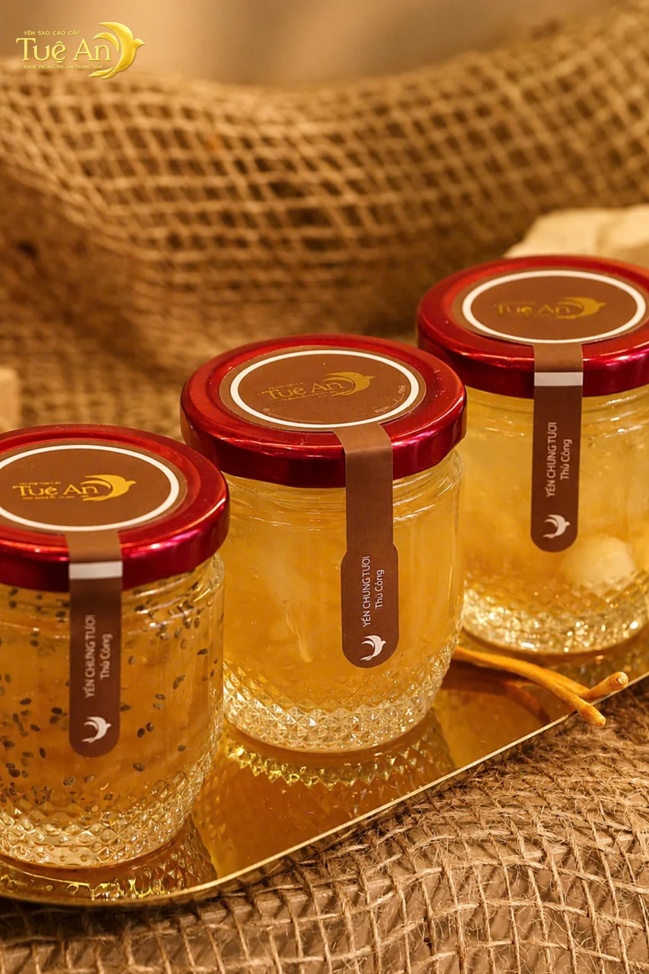 Hũ yến chưng Tuệ An trên khay